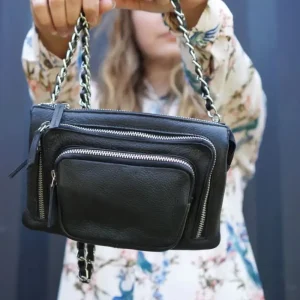 Style Oslo i sort med sølv. Ultracool clutch, skulder- & crossbodytaske. Superfed taske med mange rum og flotte lynlåse